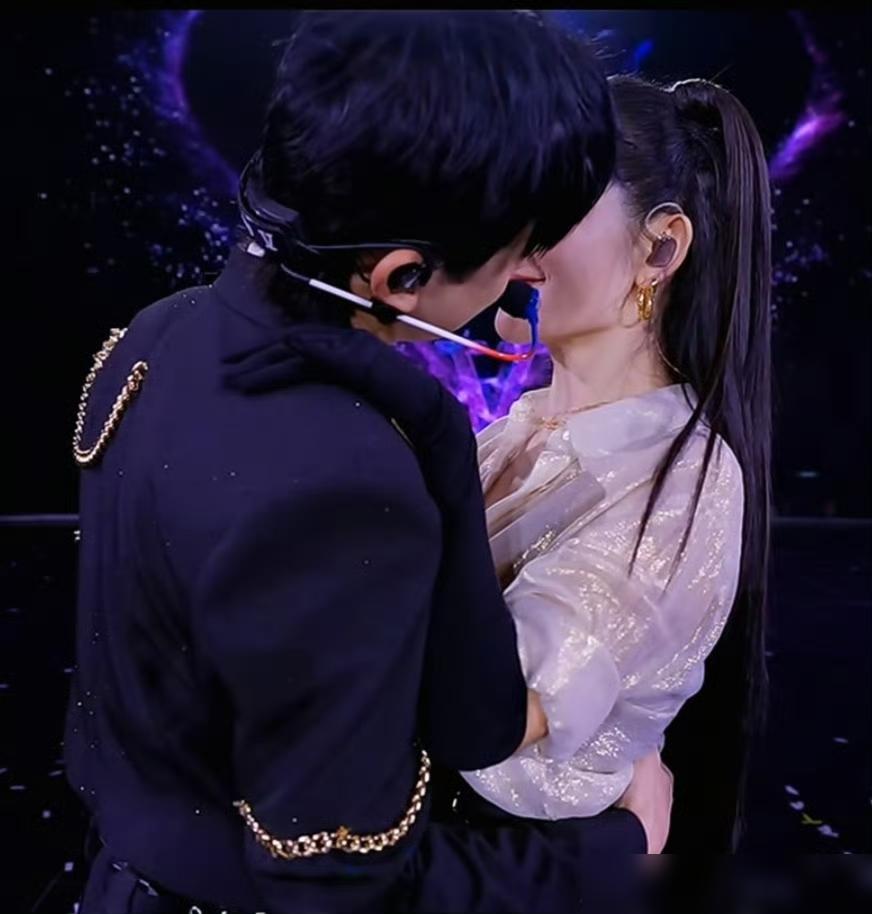 万万没想到，2025年跨年晚会居然变成了大型亲嘴节目，看得人反胃。

几家大卫视