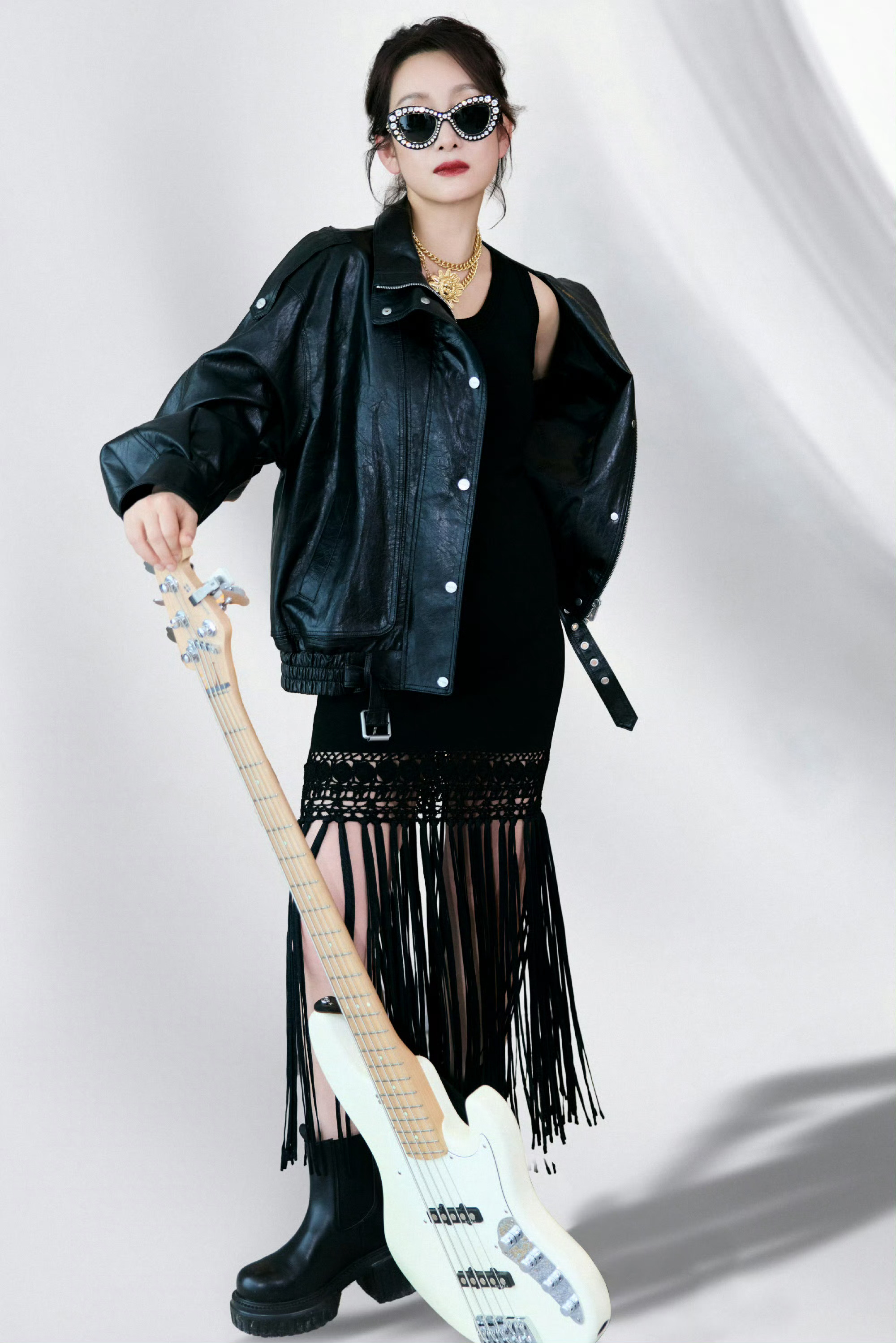 别告诉我这是秦海璐完全没认出来这是秦海璐摇滚风妈咪就这样帅我一大跳！皮衣大金链、