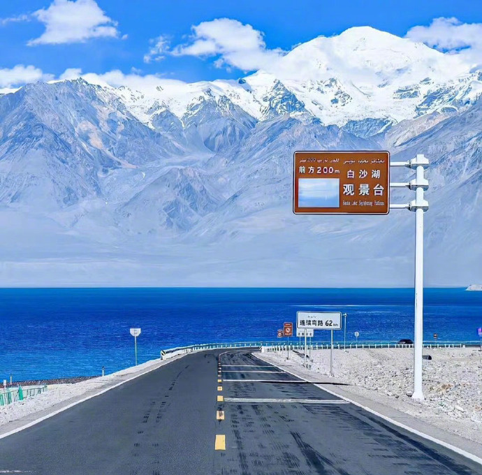 以前觉得爱能抵万难， 现在只希望有一天能笑着说， 轻舟已过万重山。 