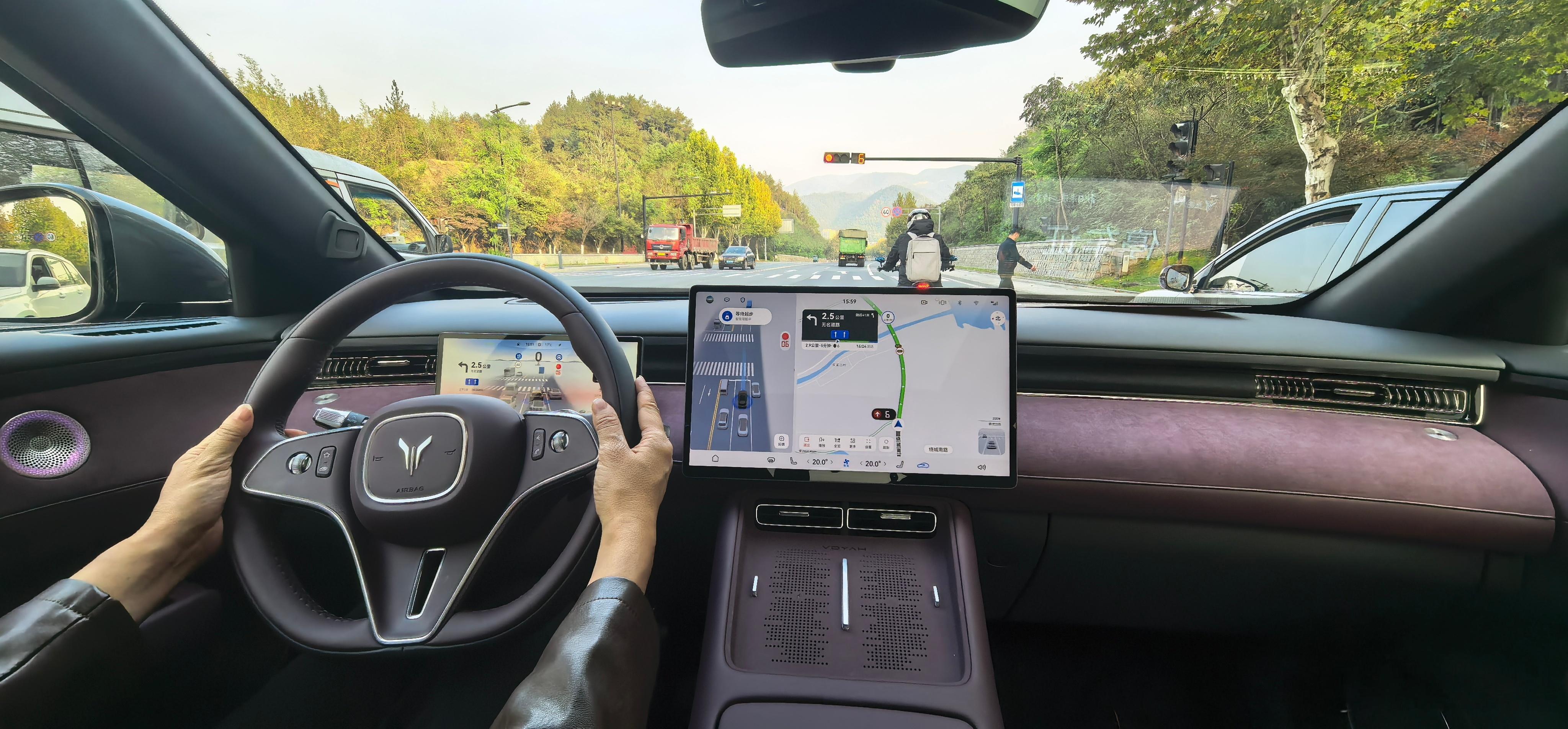 这个紫色内饰太好看了，超级有质感。中控的材质就换了5种。这搭配太绝了，设计功底好