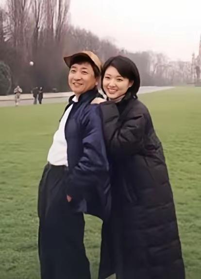 这张合照是怎么回事？那帅哥一定是年轻时的姜昆，那美女有点像周涛，但不能确认。你觉