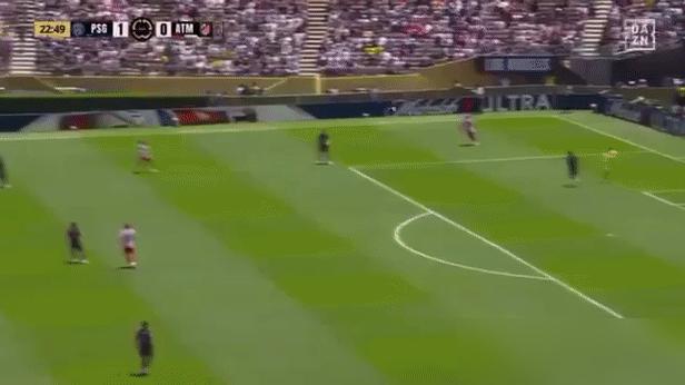 听着，别骂裁判了。这是欧足联的定点处决。
库巴西20岁，欧冠史上最年轻两红牌得