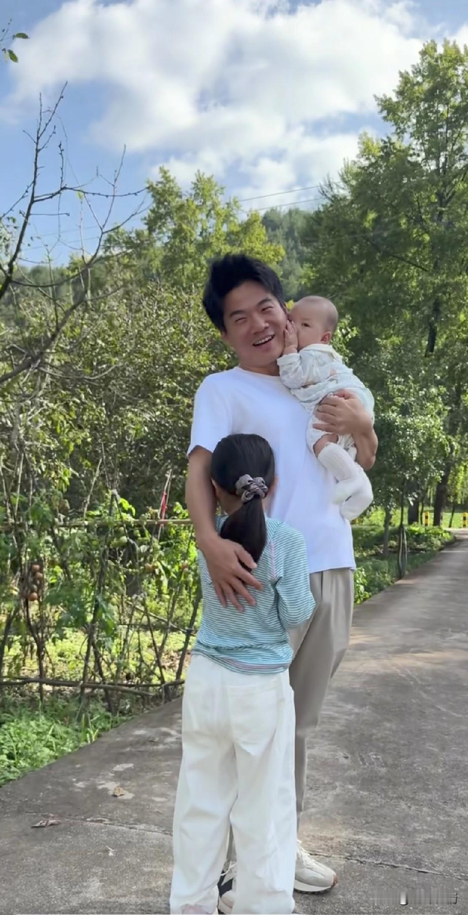 董宇辉回家乡居然火了，
这次最大的亮点就是他抱着他弟弟的娃，还有他姐姐妮，
网友