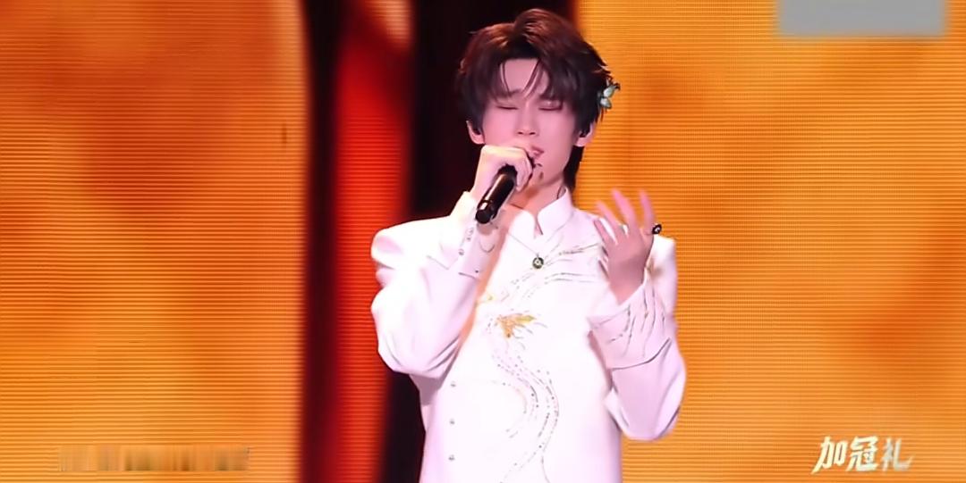 张真源如听仙乐耳暂明 现实里走出的古风少年倾情演绎《相思锁》，嗓音清亮又柔和，一