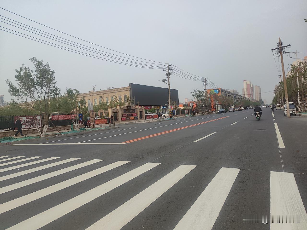 记得周末的时候，道路好像都没正式划线，
今天下班路过已经划好了。
道路标线划好这