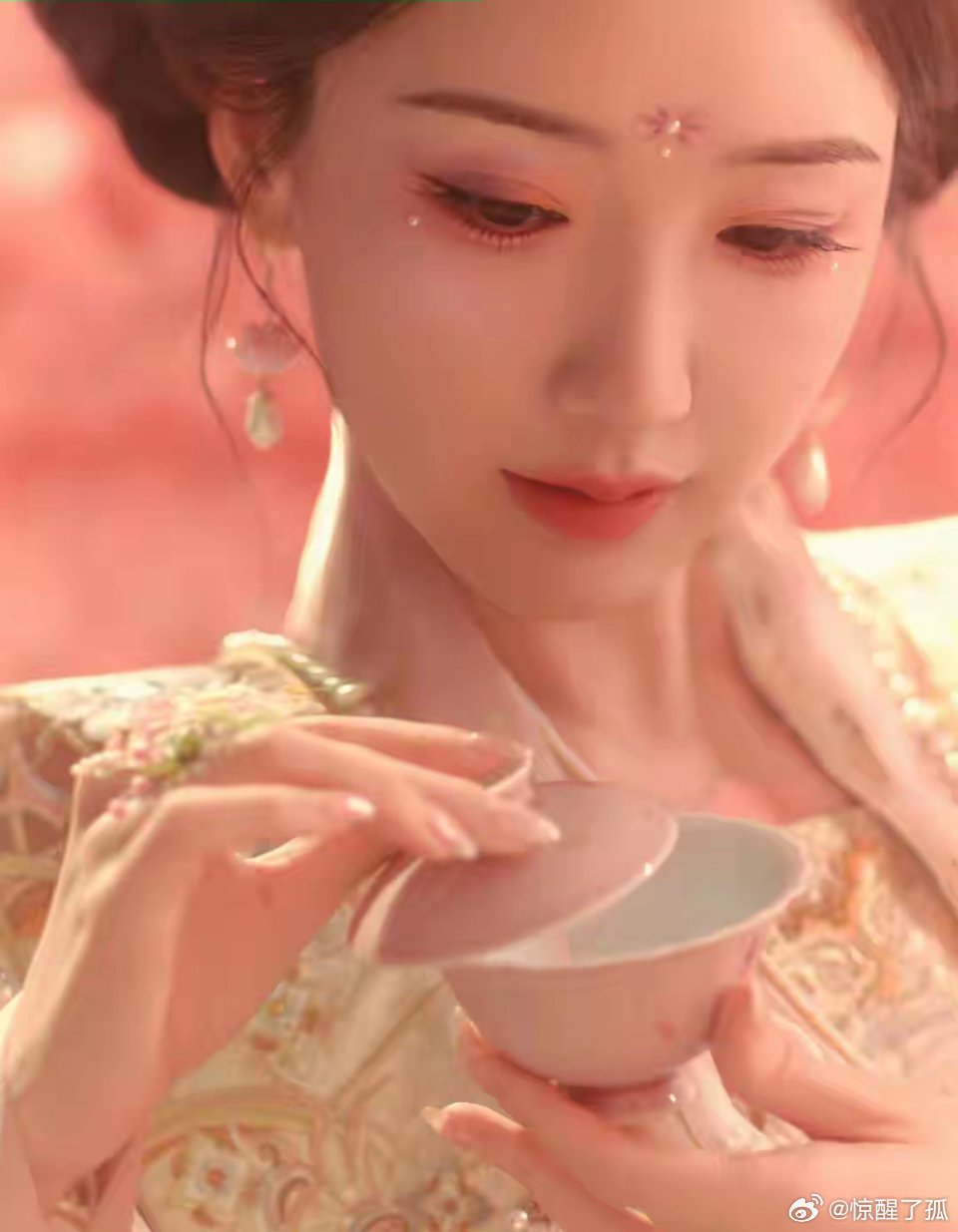 谁懂啊！毛晓彤花朝节花神妆直接封神✨ 37岁灵动不减，眉眼含韵、笑靥温婉，一颦一