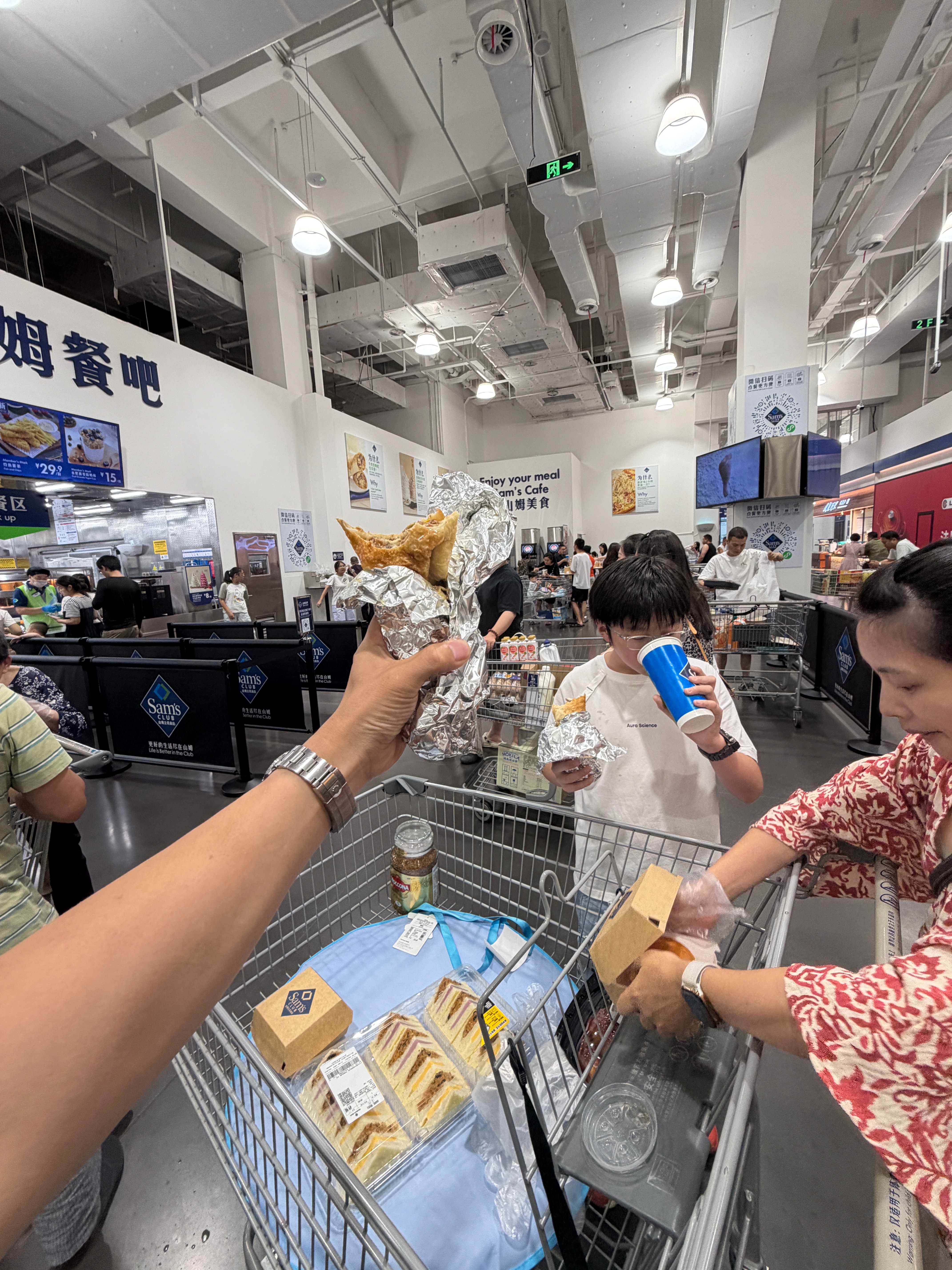 山姆超市墙上解释了很多“为什么”、就是没解释“为什么餐厅不给一个板凳”？