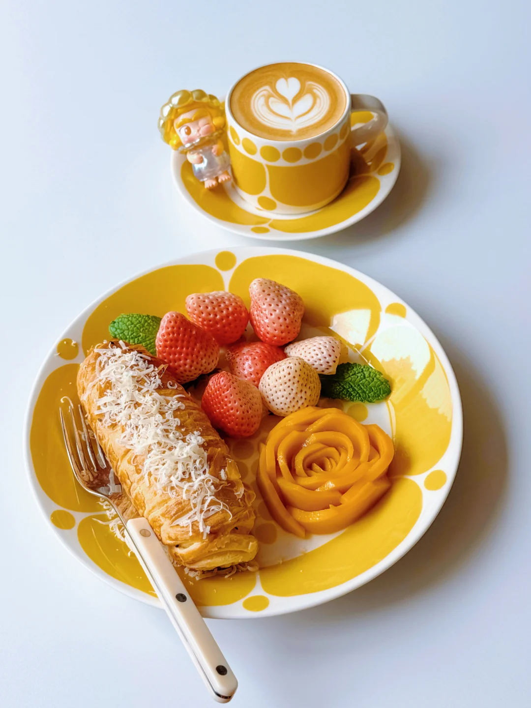 今日份早餐｜酥皮脆肠面包+咖啡的快乐