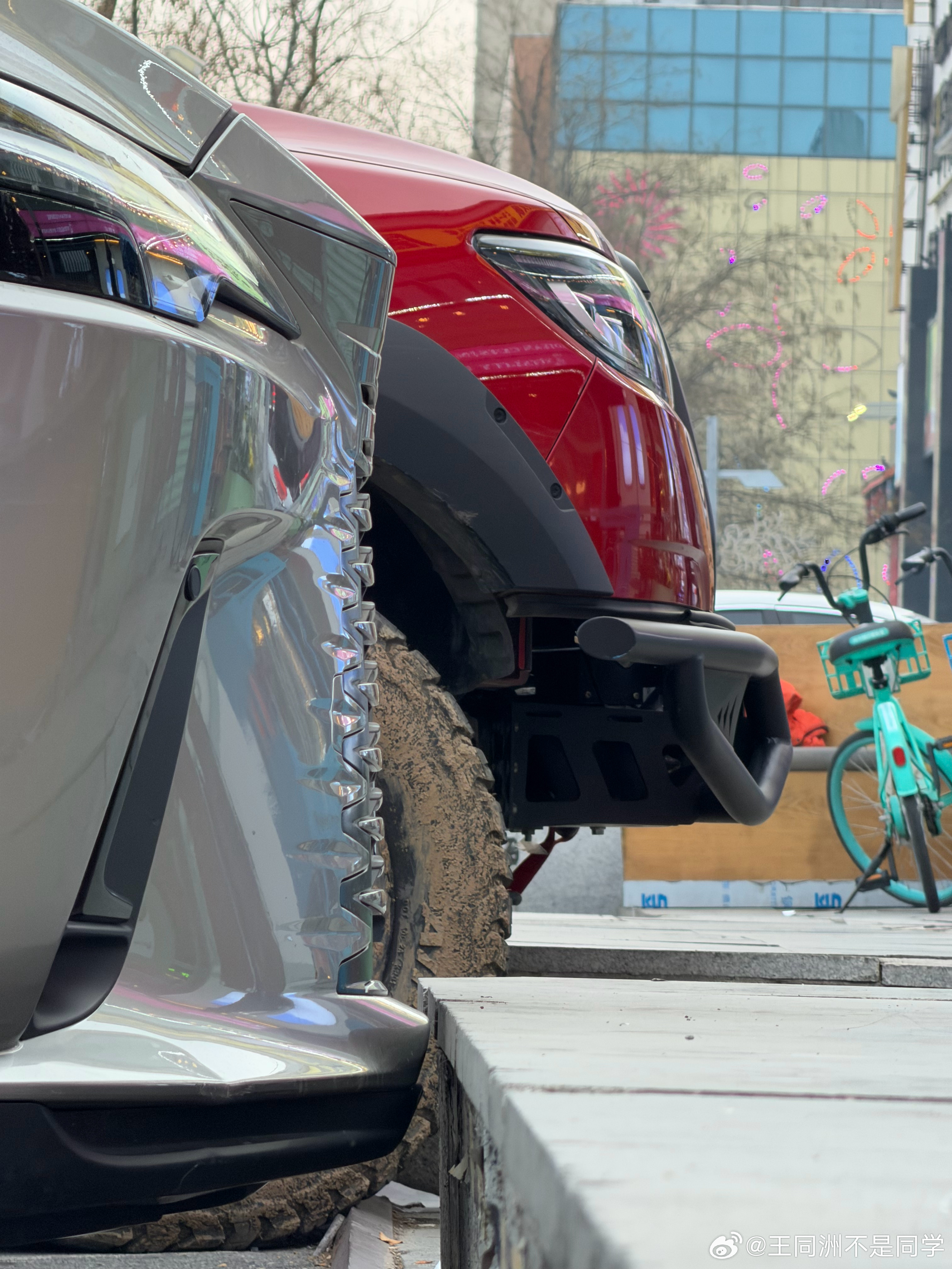 开越野车出门，就得意看这大接近角同样的高台阶，我撞不上蹭不着，啊嘿嘿我和汽车的日