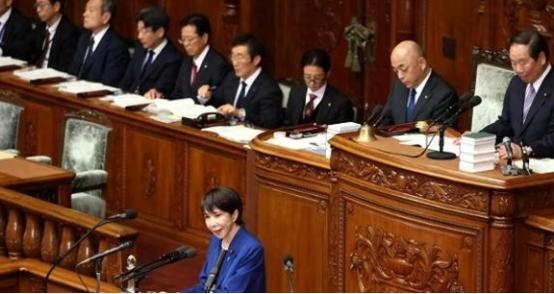 日本新首相高市早苗刚把首相宝座坐热3天，就抛出个让全网炸锅的消息，她明明白白的表