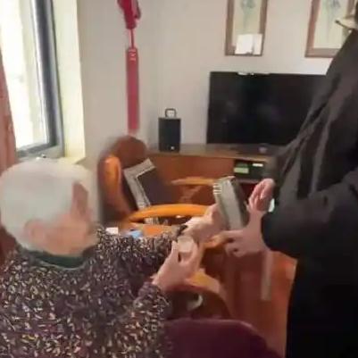 21岁的大学生与97岁的曾祖母，通过“计件付费”这一形式感，让枯燥的居家生活演变