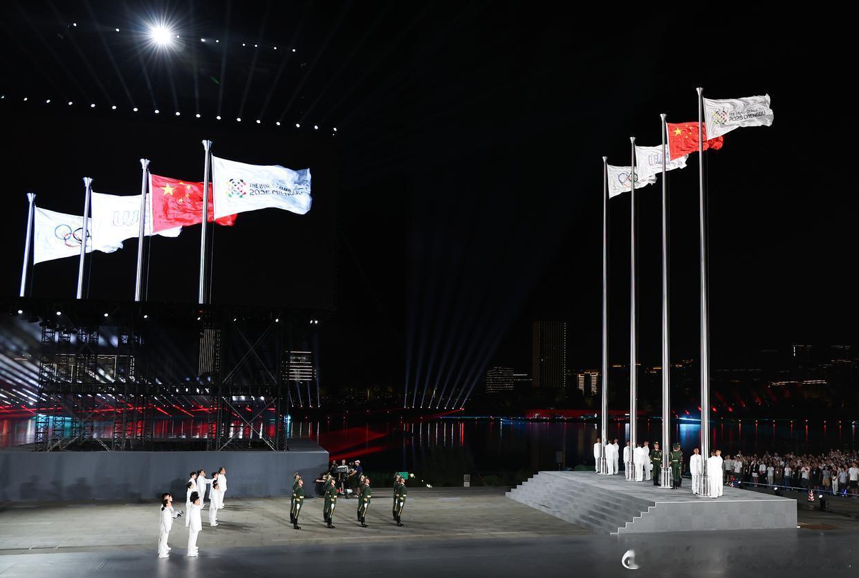 8月7日，成都世界运动会开幕式，汪顺担任国际奥委会会旗执旗手。回应这一特别经历说
