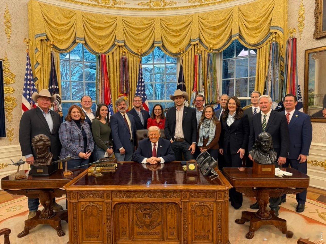 美国总统今天在白宫接见农民代表、宣布$120亿农业补贴时说：“我每次给他打电话，