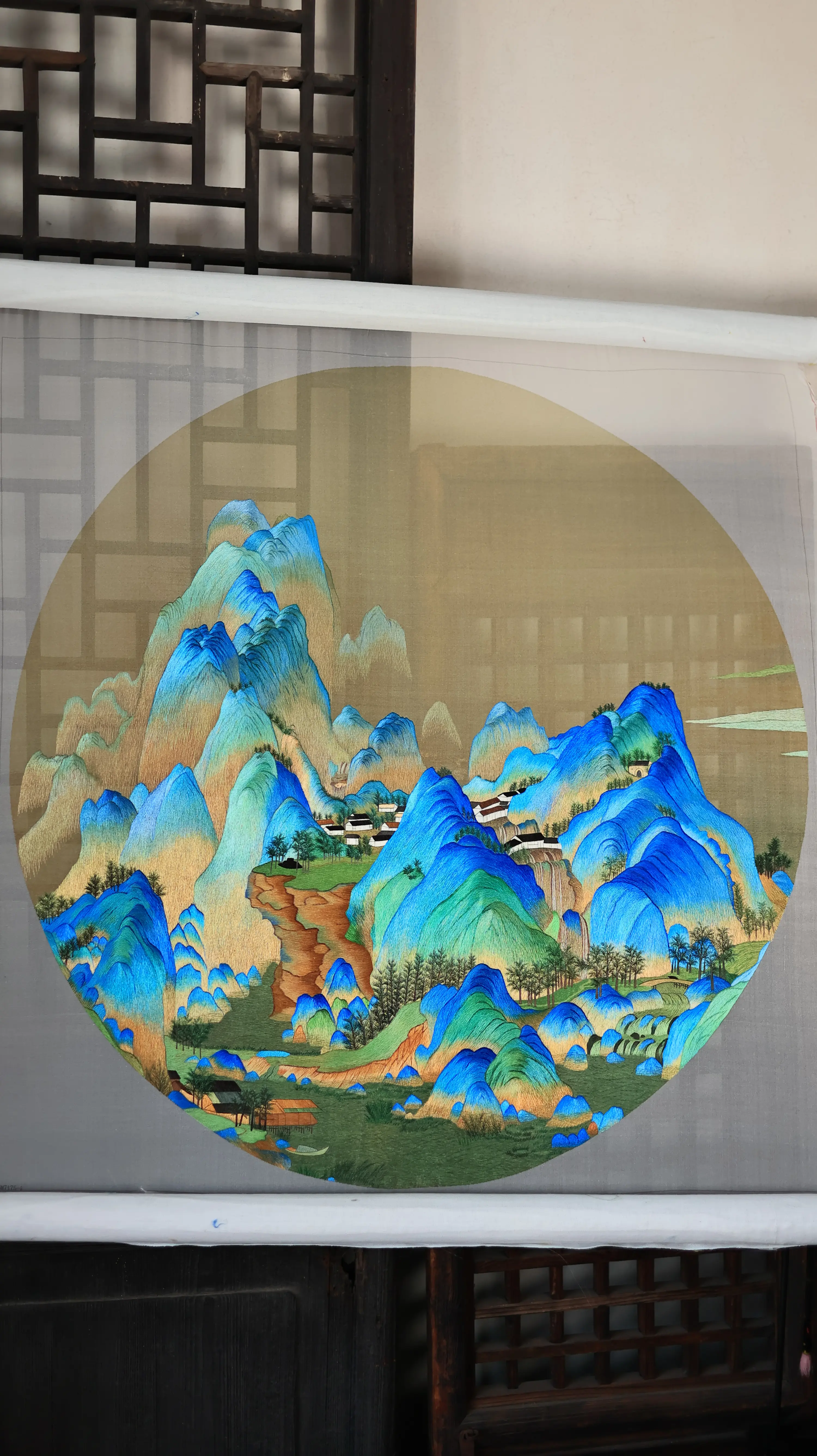 会发光的苏绣千里江山图。当苏绣遇上《千里江山图》，美到心巴上 针法细腻...