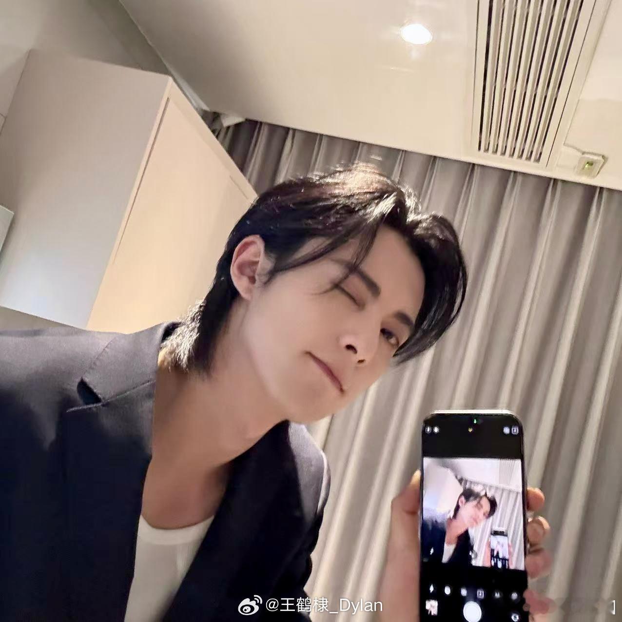 王鹤棣 营业啦！好帅啊[爱慕]，wink也可可爱爱[挤眼] ​​​