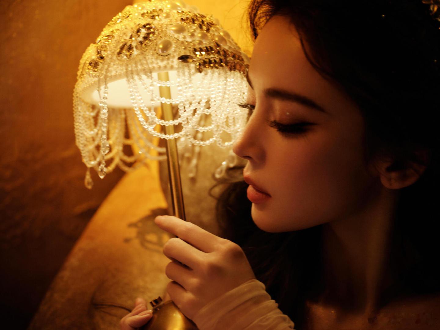 娜扎月光神女娜扎宇宙级的甜妹 娜扎亮相湾区升明月上班，造型柔美，笑容甜度满分，暖