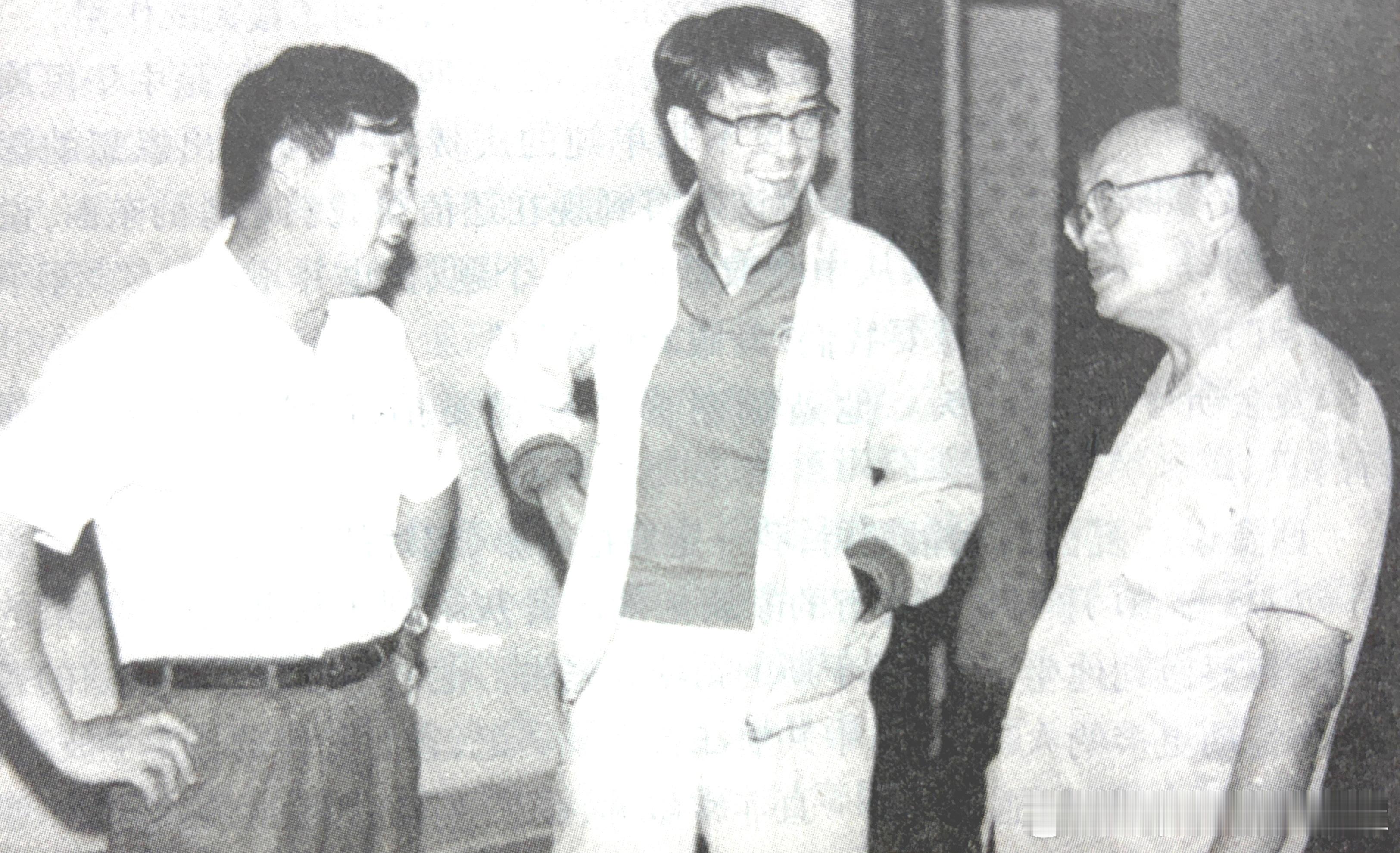 80年代陈荒煤（右）与《芙蓉镇》作者古华（左）和导演谢晋在一起交谈历史影像 ​​