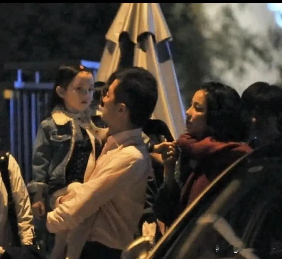 也许李亚鹏不是一个成功的商人，但绝对是一个成功的爸爸！他怀里抱着还是小婴儿李嫣，