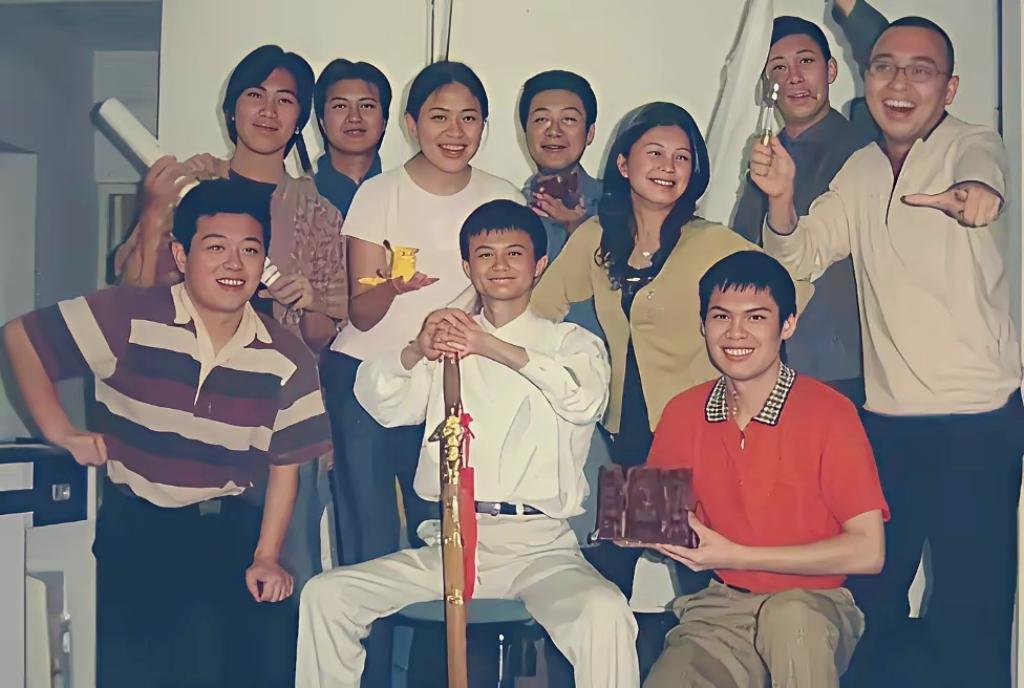 2003年淘宝初创合影，一把宝剑一群同行伙伴，平凡一群人劈开了国内电商全新时代