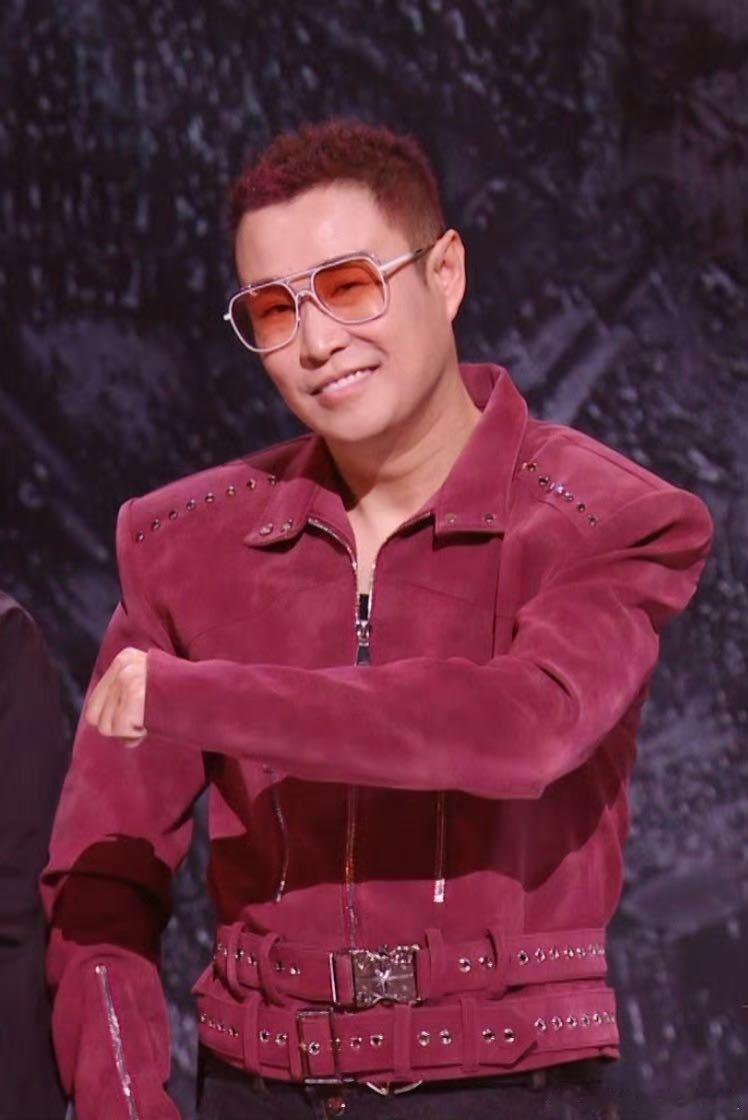 小沈阳 东北樱木花道 万万没想到小沈阳解锁红发寸头新造型，一眼幻视樱木花道，浓浓
