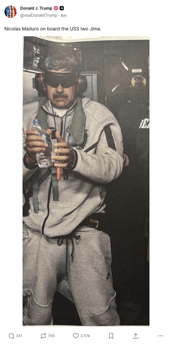 马杜罗戴镣铐抵达纽约机场 将面临美国司法审判

当地时间1月3日下午，美国纽约曼