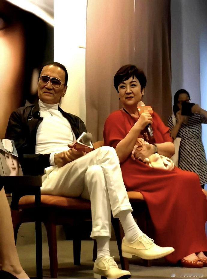 谢贤第一任妻子哭到沙哑【谢贤第一任妻子甄珍得知谢贤去世后哭到沙哑：他对我那么好、