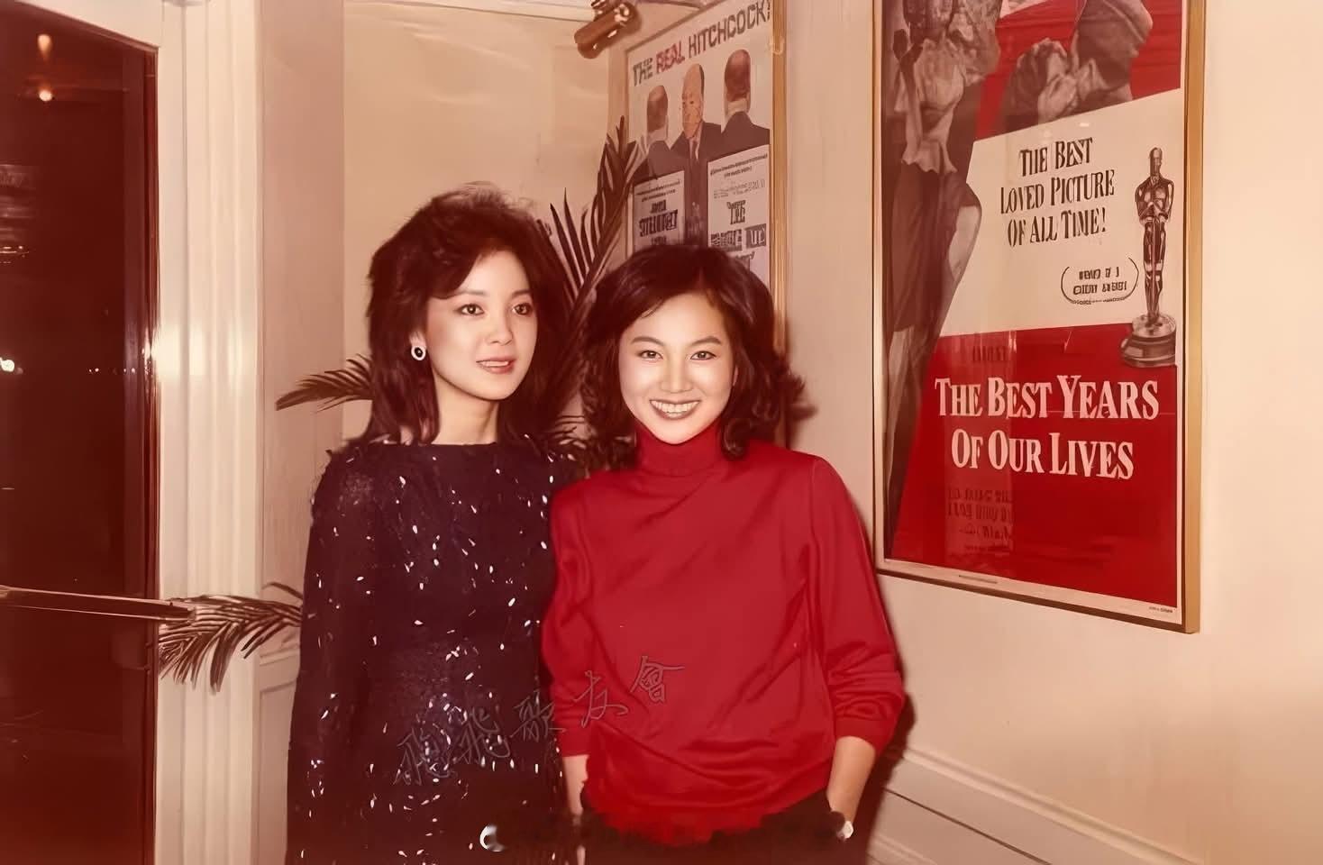 1983年1月28日，香港富豪酒店，邓小姐30岁生日宴，与凤飞飞合影。（FB）邓