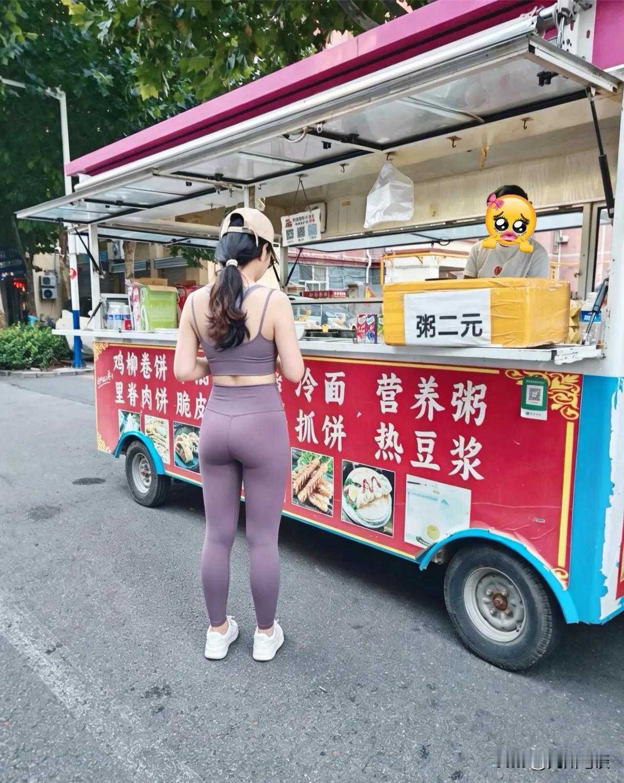 这么自律的女生会允许自己吃路边摊吗？
这不应该啊！路边摊油多，不符合这种女生的健