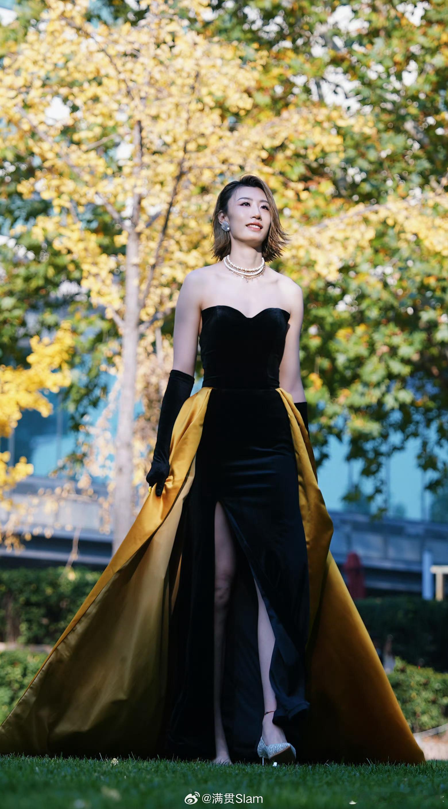 中国女排[超话]  王媛媛红毯造型太飒了  [憧憬][憧憬][憧憬]这身高，超模