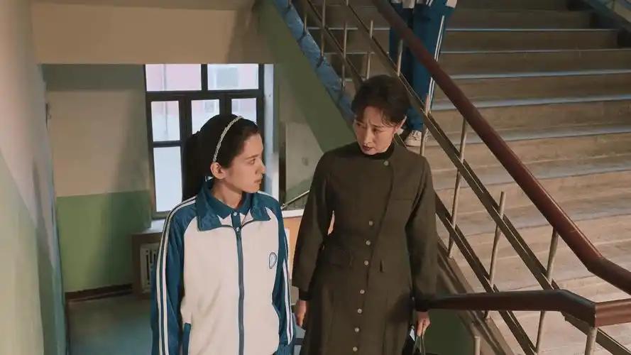 刘敏涛怎么是这样的妈妈，明明也爱女儿，可就是板着脸，这应该是冰冷的爱吧。

《隐