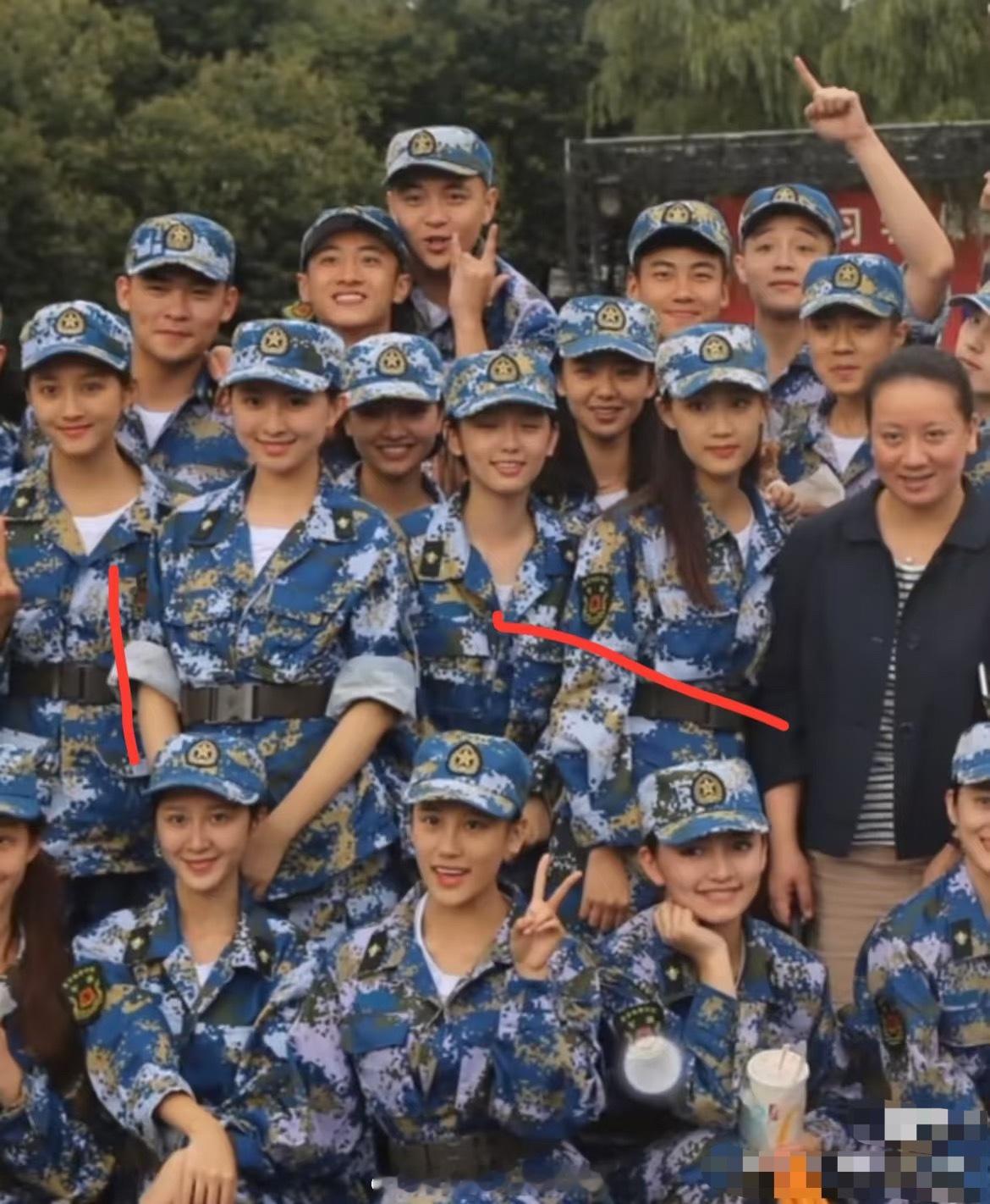 周也和关晓彤大学合照，颜值高的人，脸型都一样 ​​​