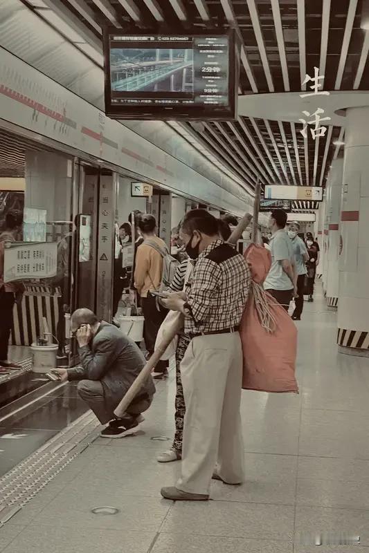 四十岁，是肩头最沉的时分。上望父母霜鬓，下顾稚子懵懂。理想蜷进账本，酒杯盛满叹息