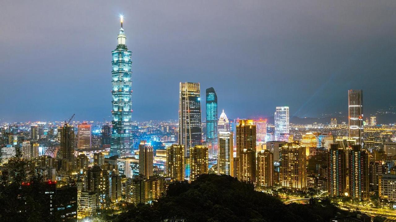 闻东部战区发布台北主题视频有作

烟波咫尺望澎湖，
浩气今传海峡无。
屏里家山新