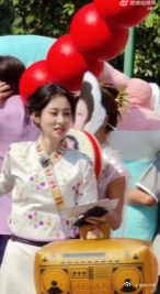 张碧晨刘雨昕音综上班 看到这组路透真的笑不活了！张碧晨牵着提溜一篮土豆的刘雨昕，