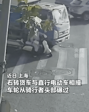 彻底解释不清了！
车祸时，车轮从女孩头部碾压过去，大家都以为，女孩这次危险了——