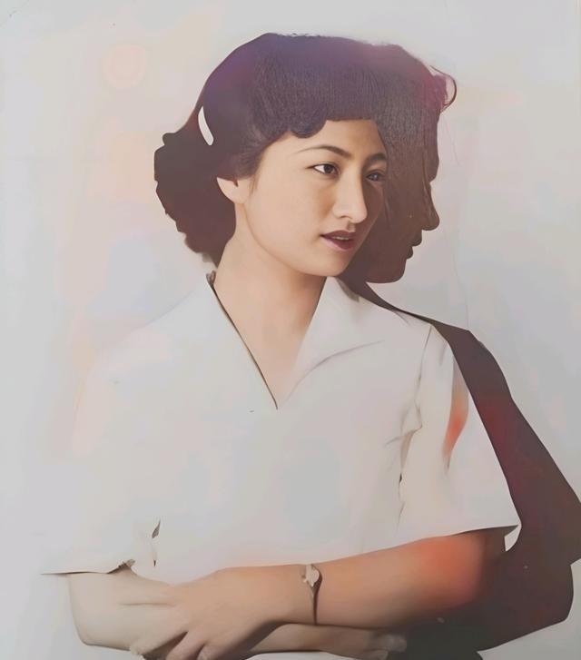 1949年，国民党美女特工张春莲，为了保命，隐姓埋名嫁给农民，30年生下8个孩子