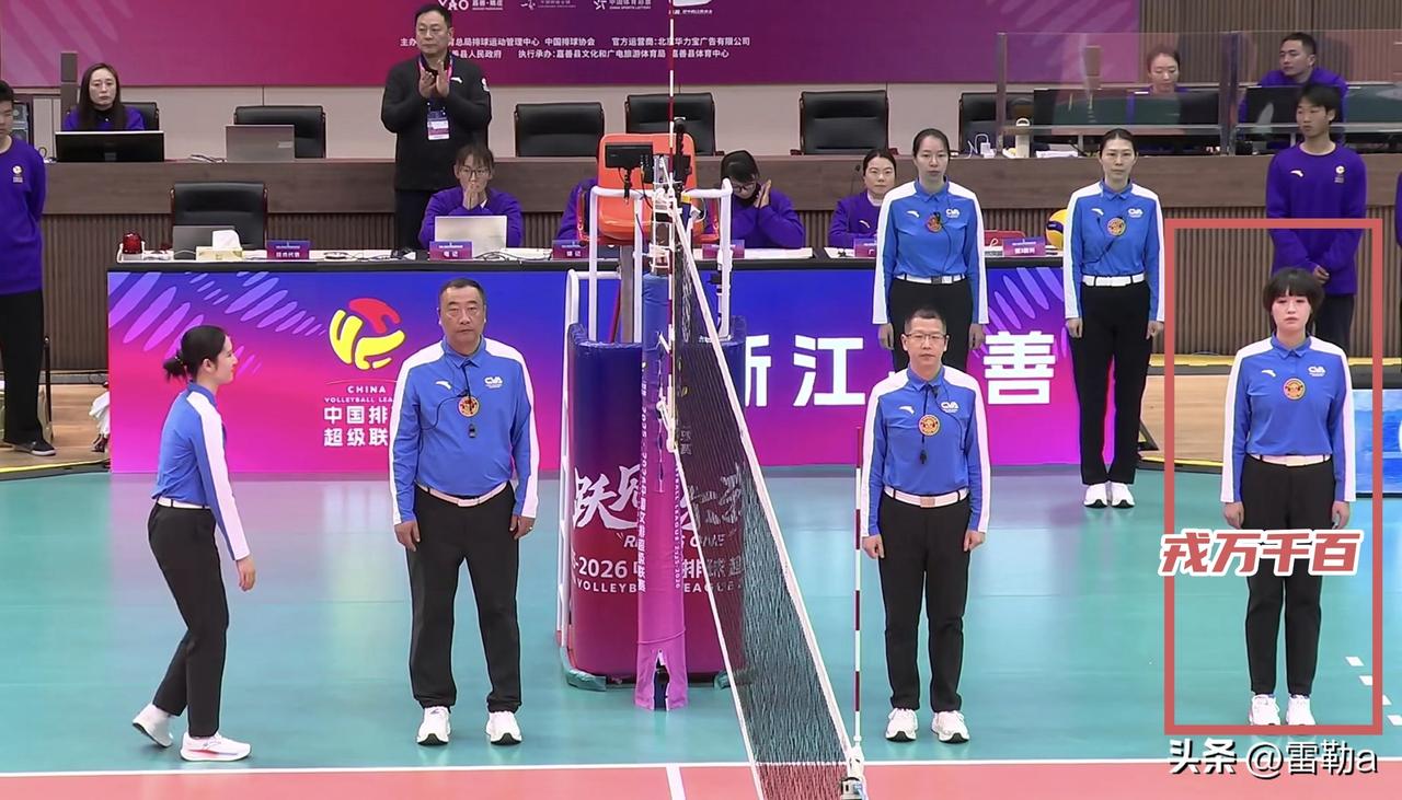 众多退役女排姑娘来排超做边裁

昨晚浙江女排迎战山东女排，边裁是江苏女排退役的二