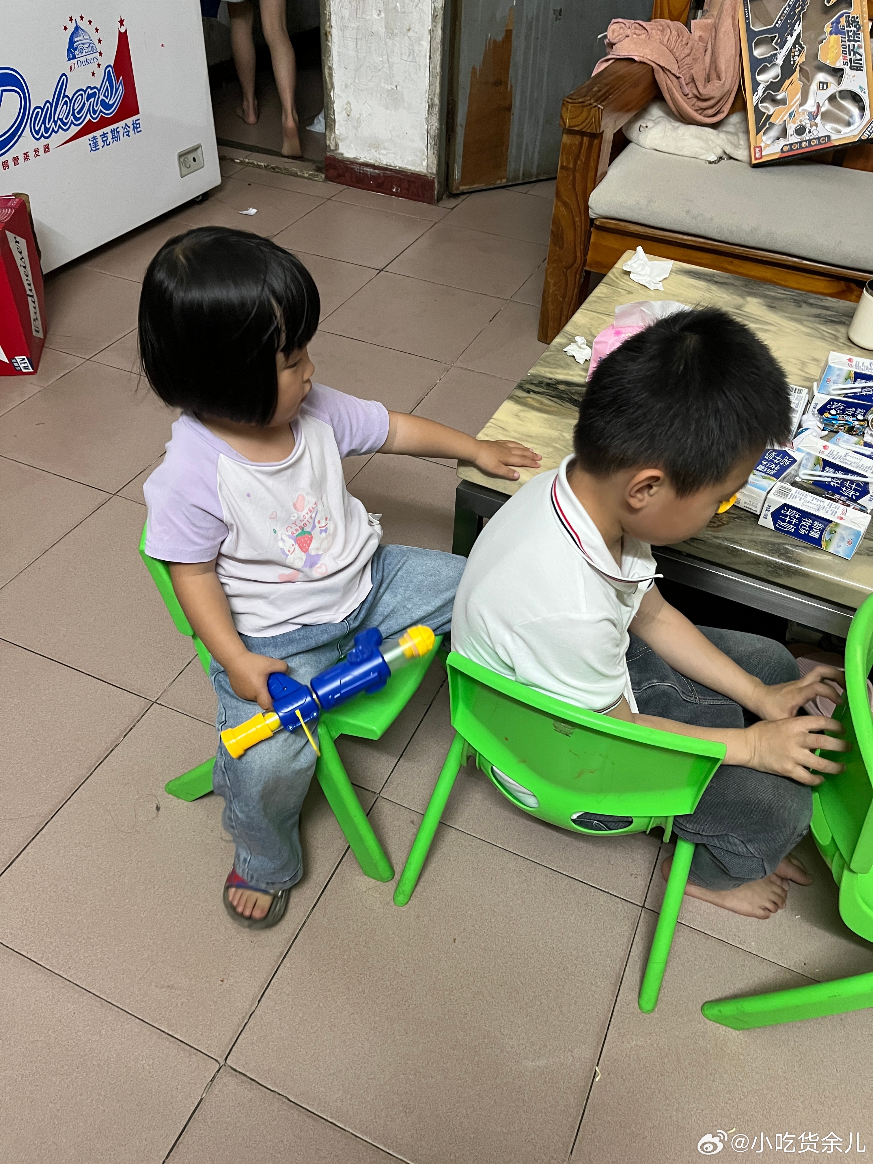 这个娃，每次玩到不肯回家伊能静送恩利上幼儿园陪读了15天