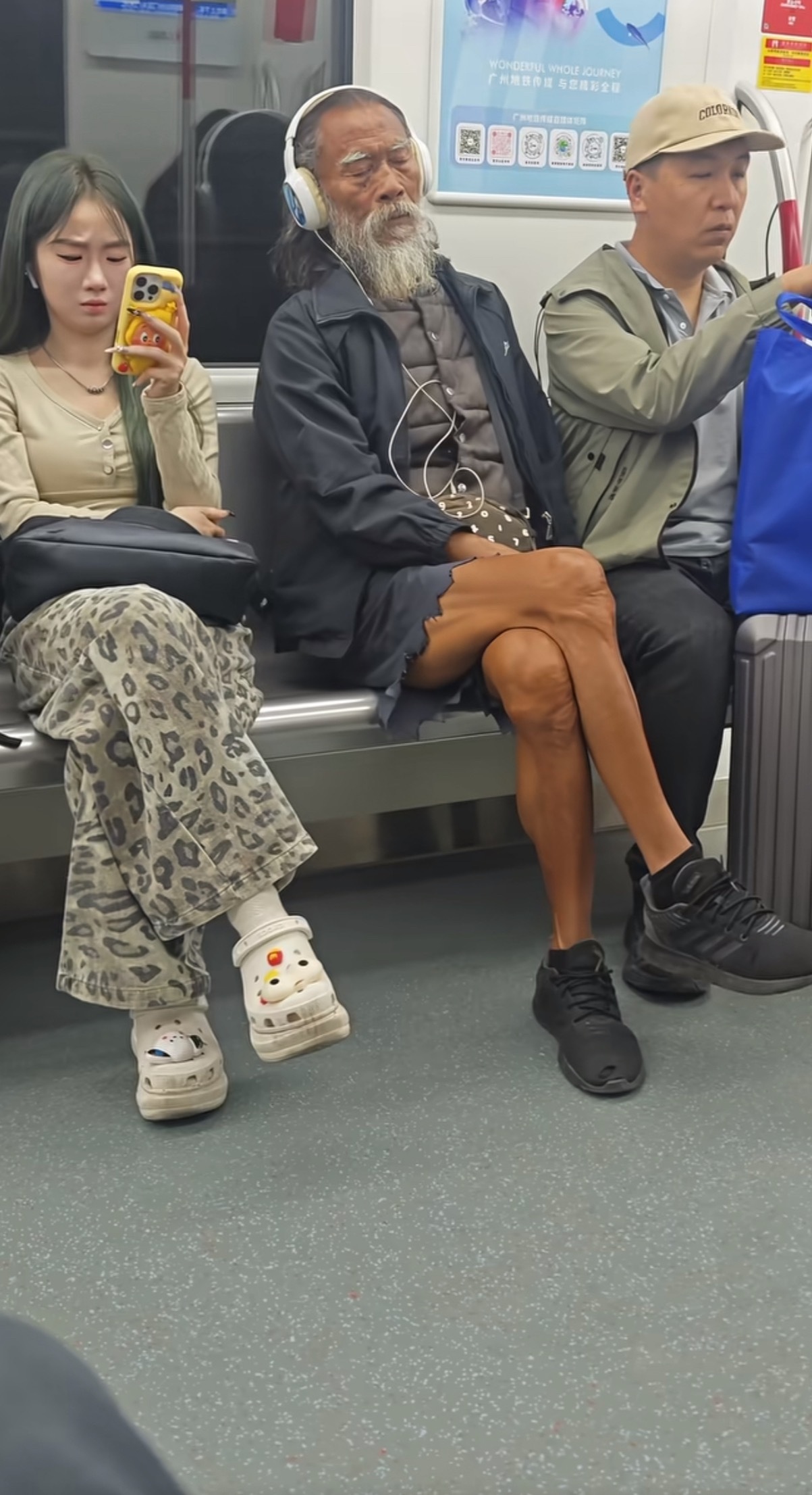 这岁数能玩懂电子产品真的可以了，这大爷比巴黎时装周穿的还时髦。 