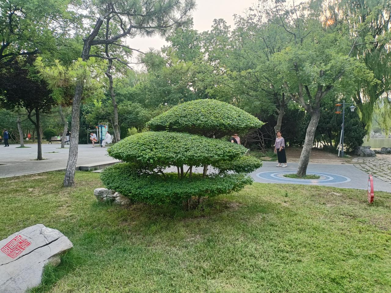 一走步，二站桩，
走步走不出样子来，
师父不会往下教的，
现在交了银子，老师就教