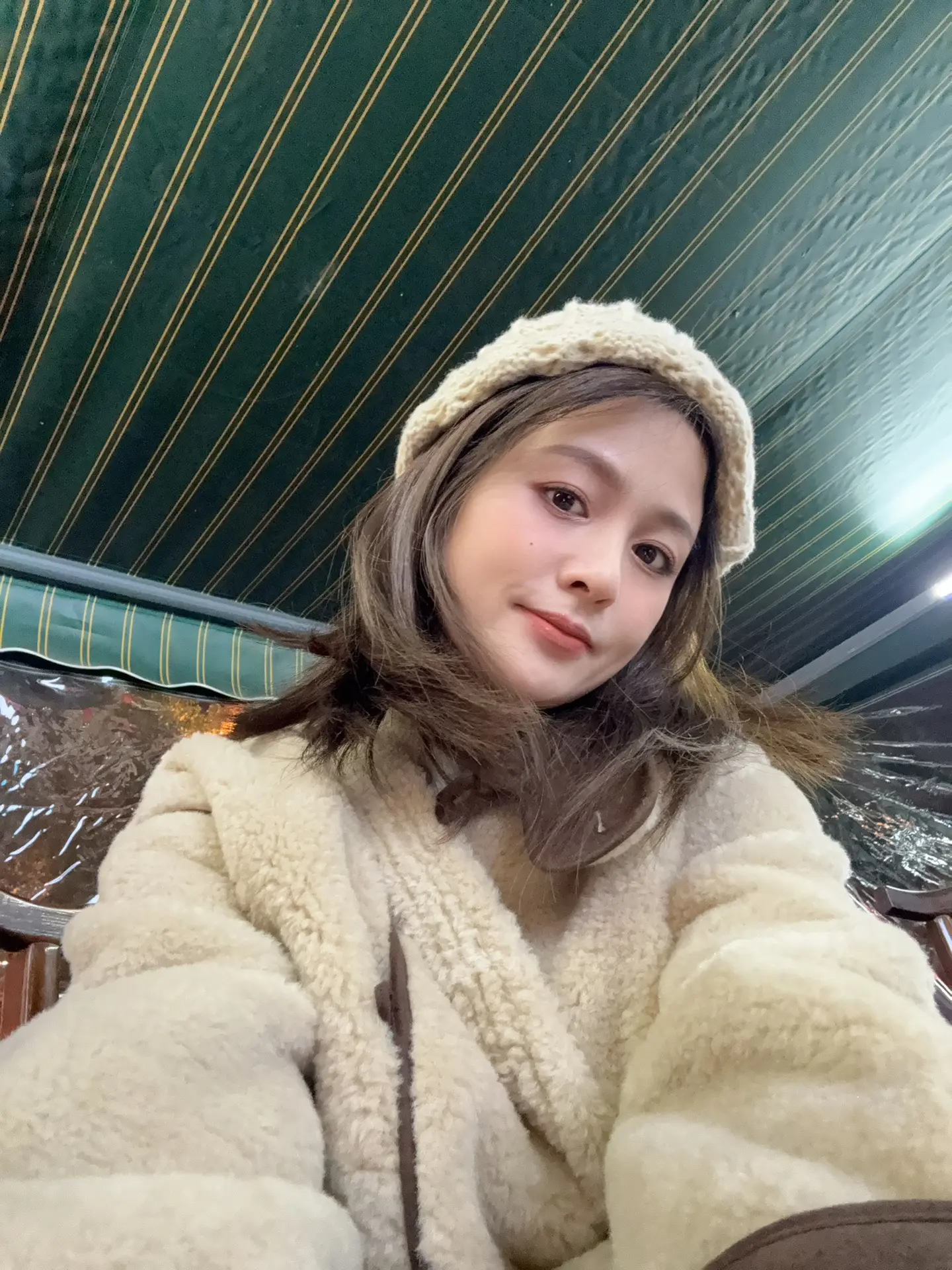 好像什么都没变 又好像什么都变了  头发变短了 变瘦了一点 眼里逐渐没...