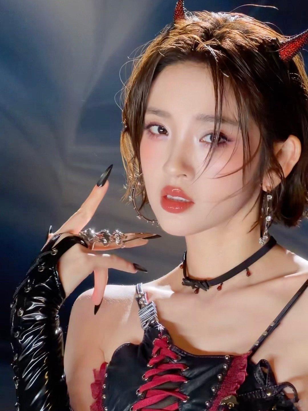 又见证祺贵人的进步，舞台表现越发沉稳动人。未来更加可期！ 这样的祺贵人朕从未见过