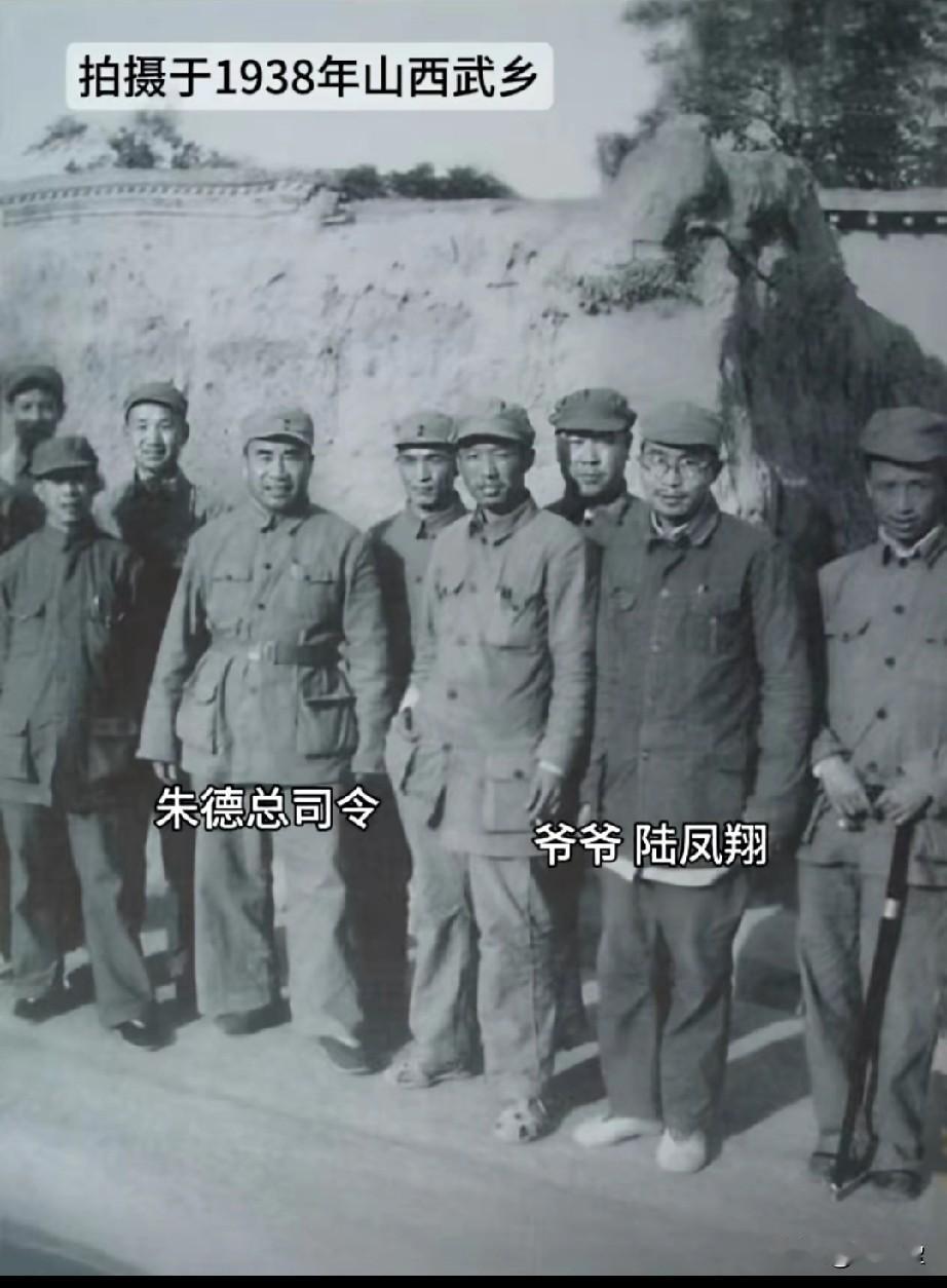 朱总司令右后面是熊伯涛少将？
1938年4月，日军对八路军驻地武乡县发起九路围攻