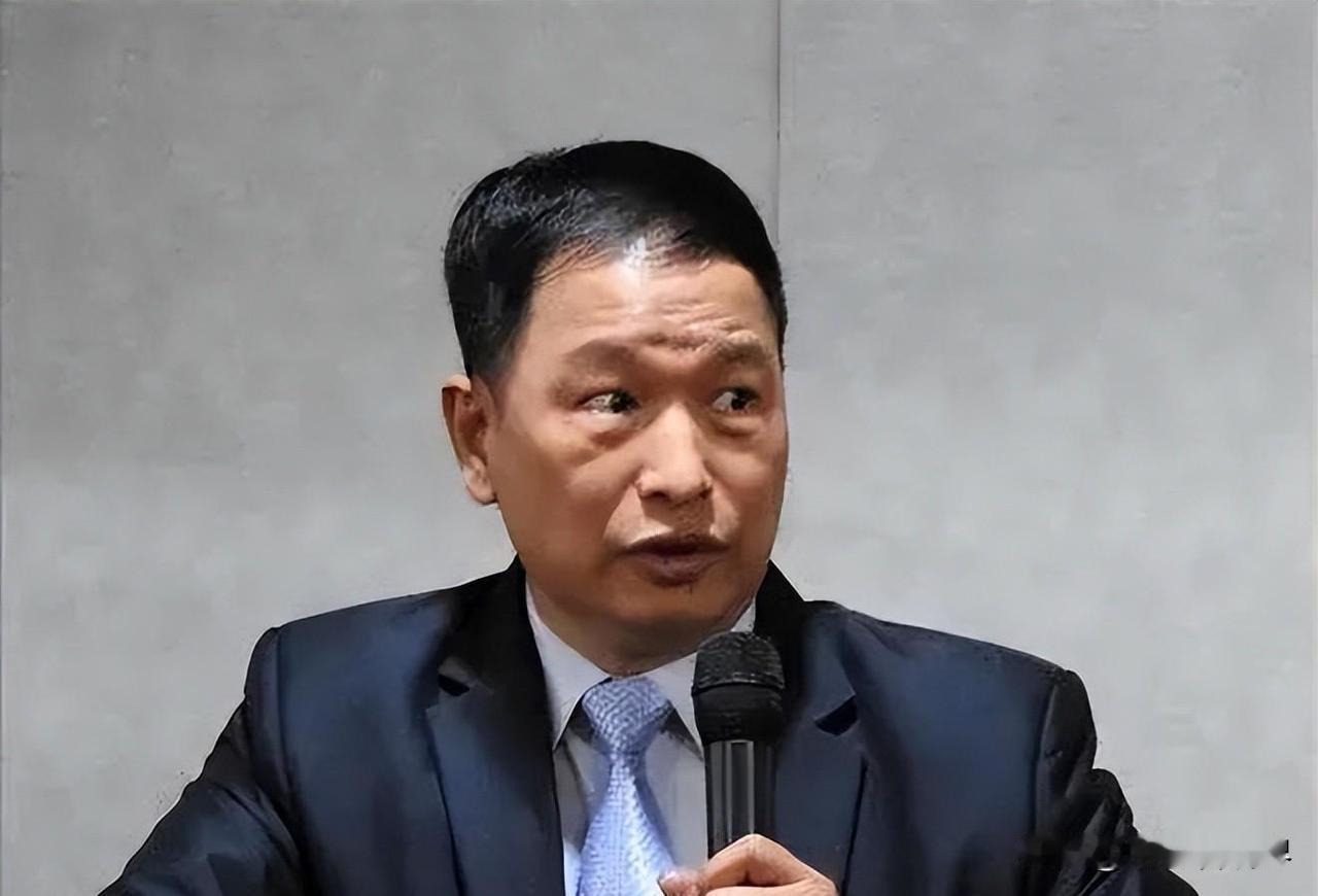 这位“台伪空军”退役副司令的言论实在令人啼笑皆非。他大言不惭地宣称，一旦两岸开战