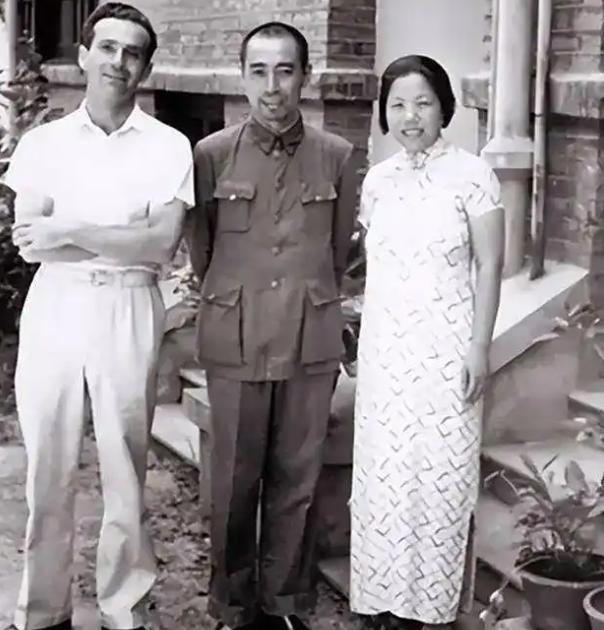 1937年，斯诺护送邓颖超去天津，邓颖超扮成女佣，走在斯诺后面。到日军岗哨时，斯