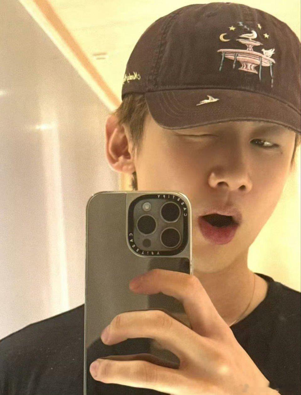 白敬亭白敬亭连续两年入选广电年鉴白敬亭连续两年上榜广电年鉴 去年是南来北往，今年