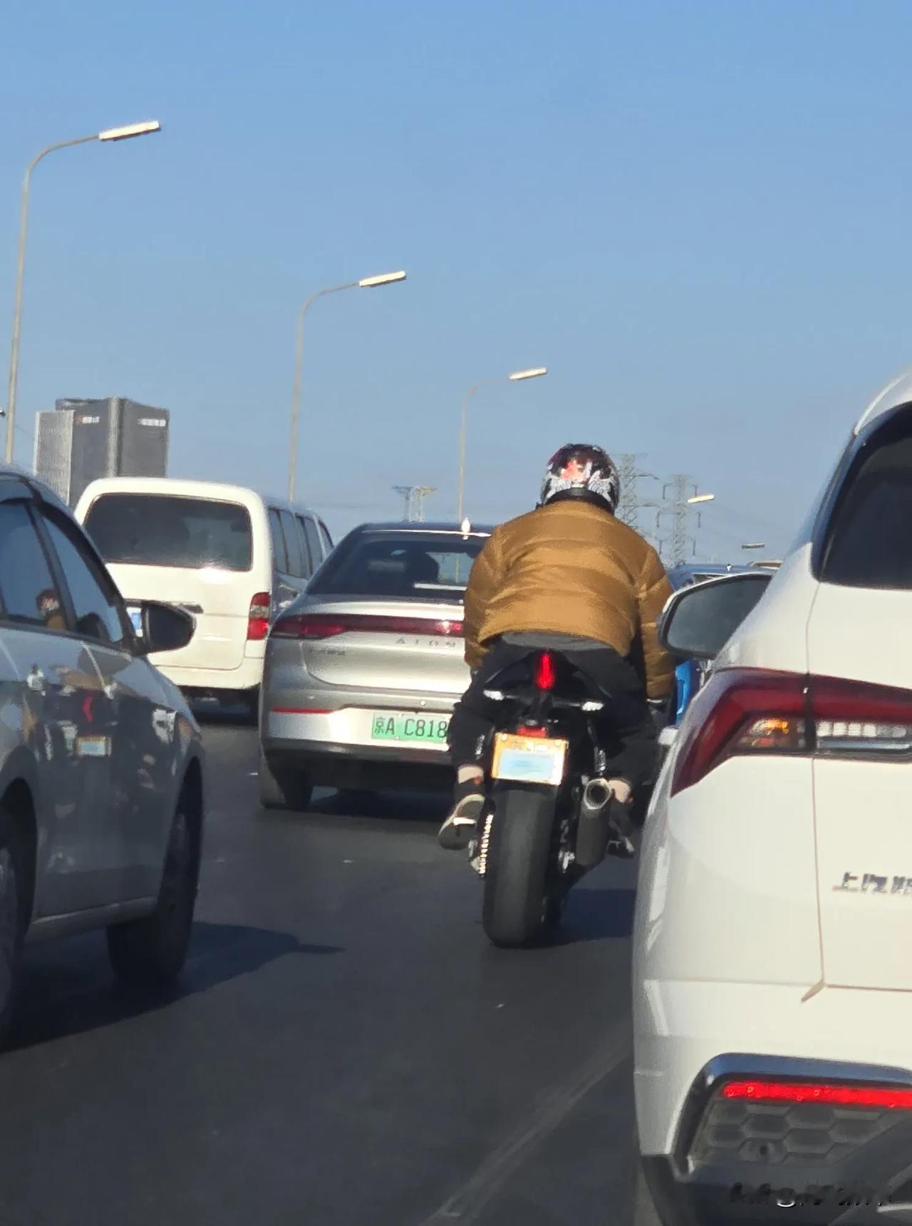 北京街头经常见这种遮挡号牌钻缝的骑士北京交通恶习 北京路面隔板 京牌车主 北京市