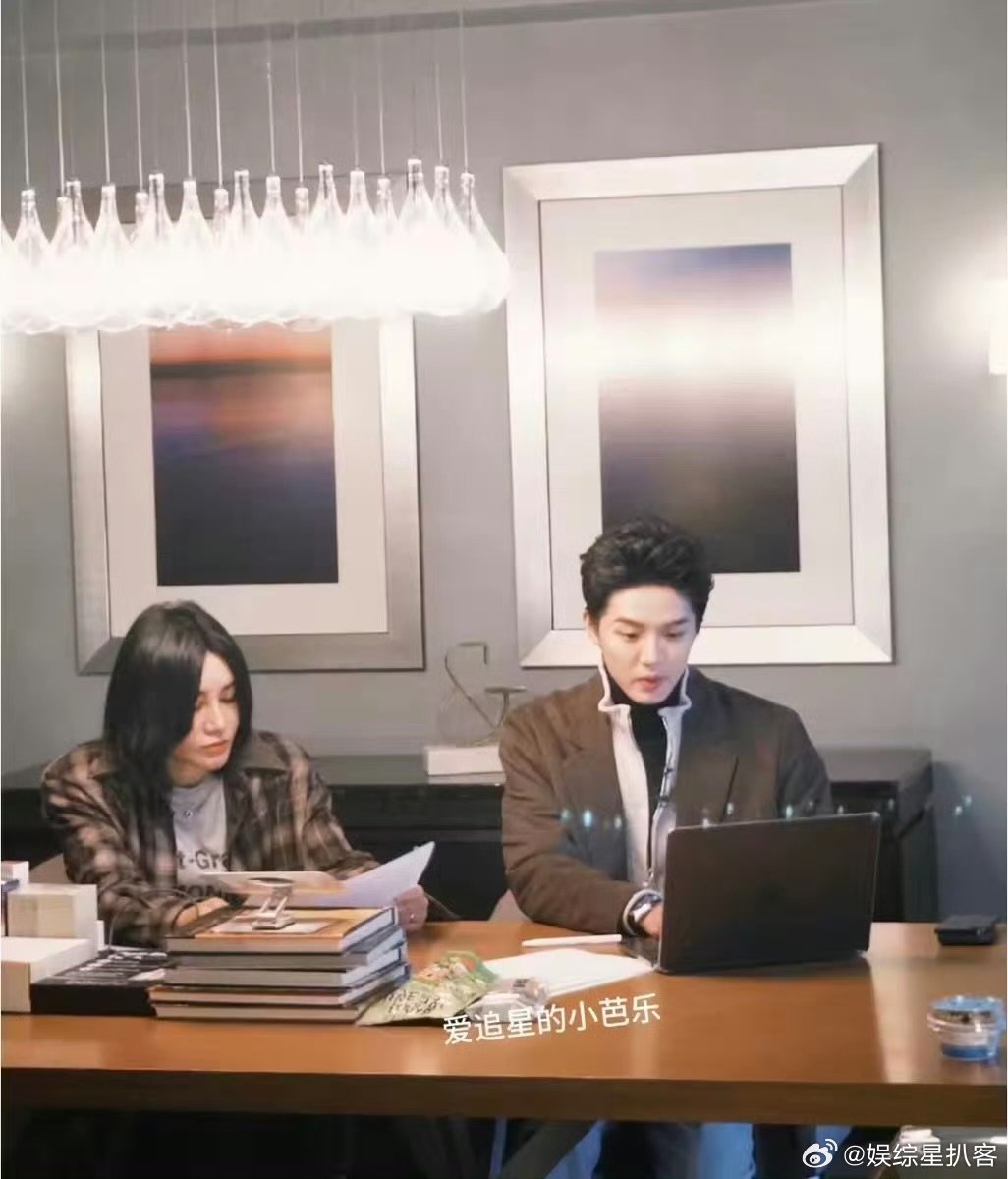 尚雯婕李佳琦周峻炜在拍职场剧吗 纽约组这三位同框即高光，专注工作的模样，气场完全