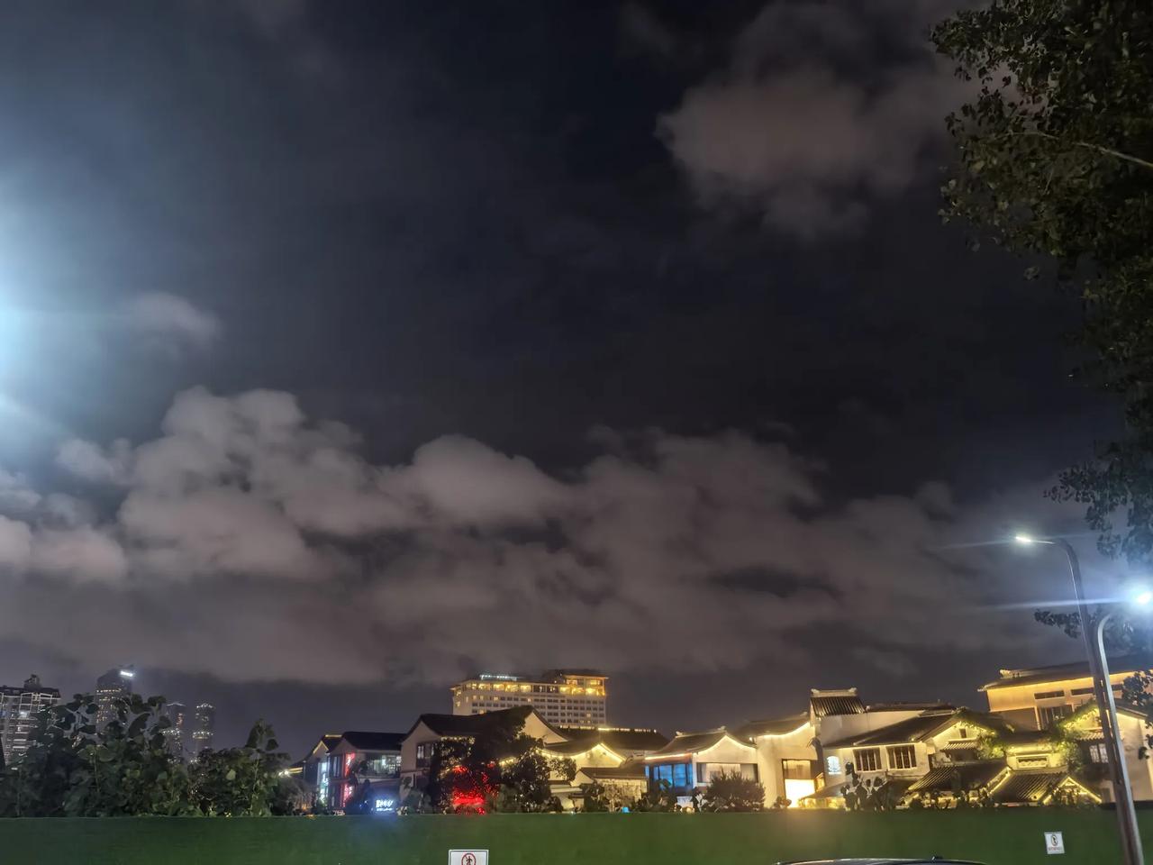 8月20号晚上10点左右，无锡梁溪区南长街贺弄定胜桥上空的云。
