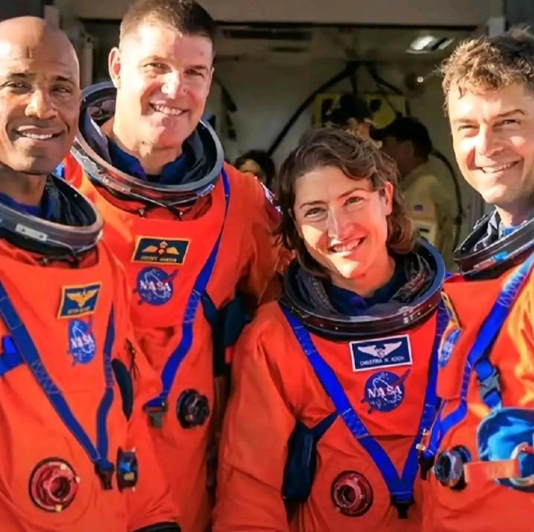 美国阿耳忒弥斯2号发射成功后，一些自媒体送上祝福，还有一些称赞他们是全人类的英雄